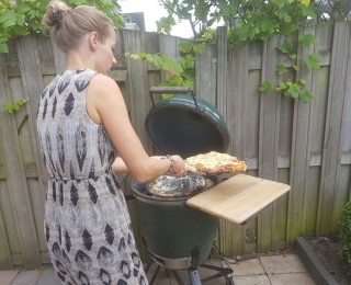 Pizza in de barbecue